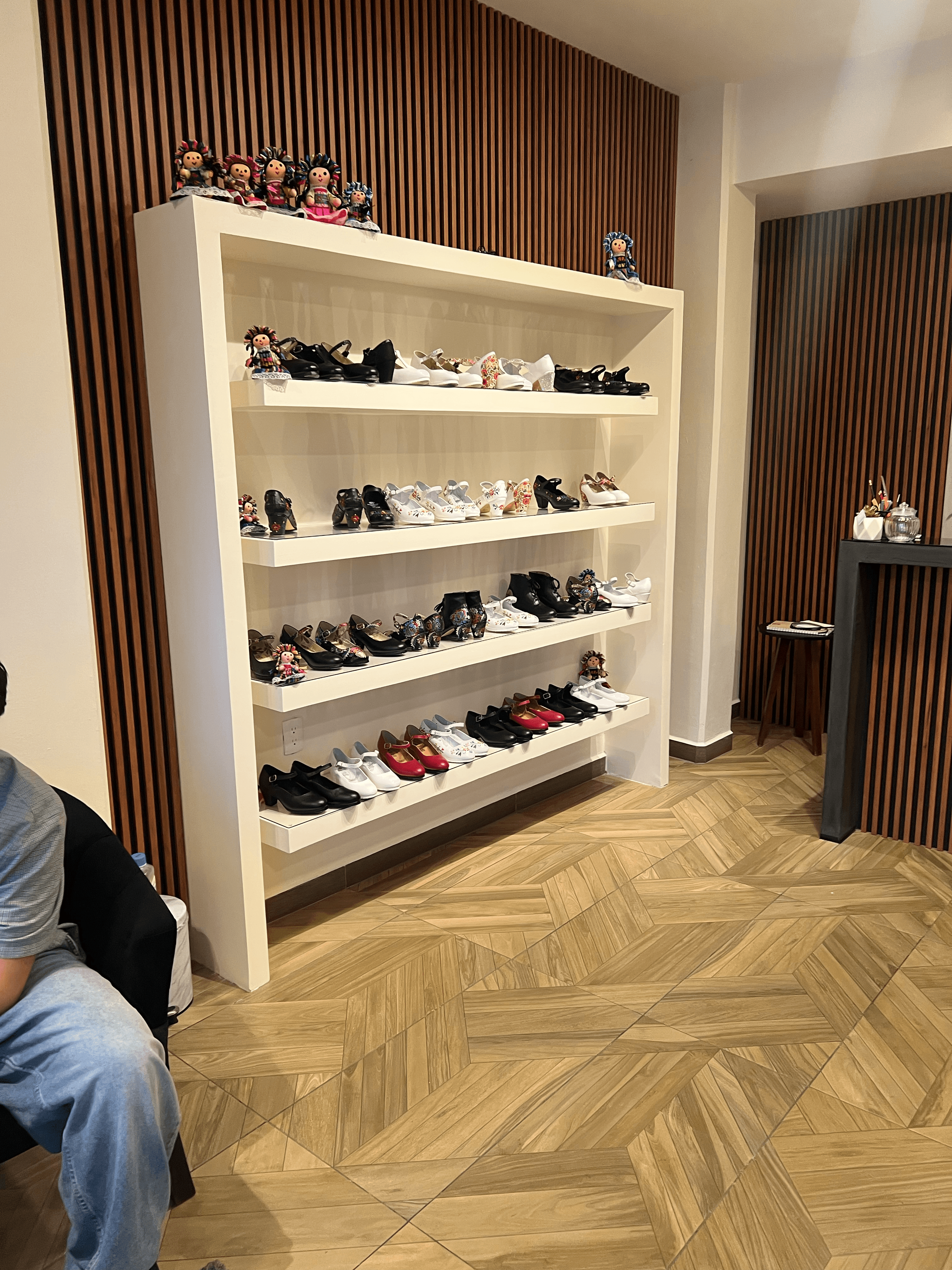 Display of folklórico shoes in multiple finishes